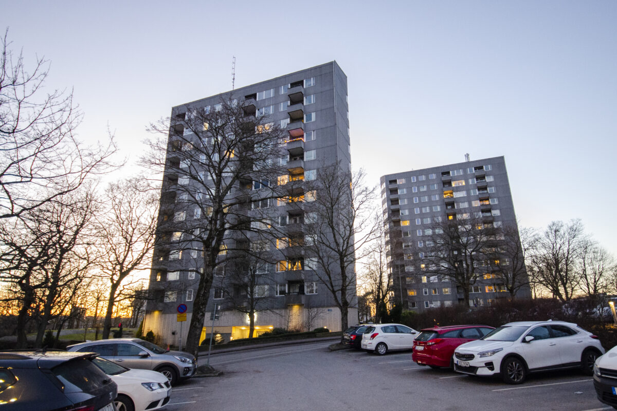 Två portar på varsin sida om Södra Dragspelsgatan förstördes av dubbla explosioner med bara någon minuts mellanrum vid halv ett på natten mot onsdagen. En person fick lindriga skärskador, men ingen annan ska ha kommit till skada.