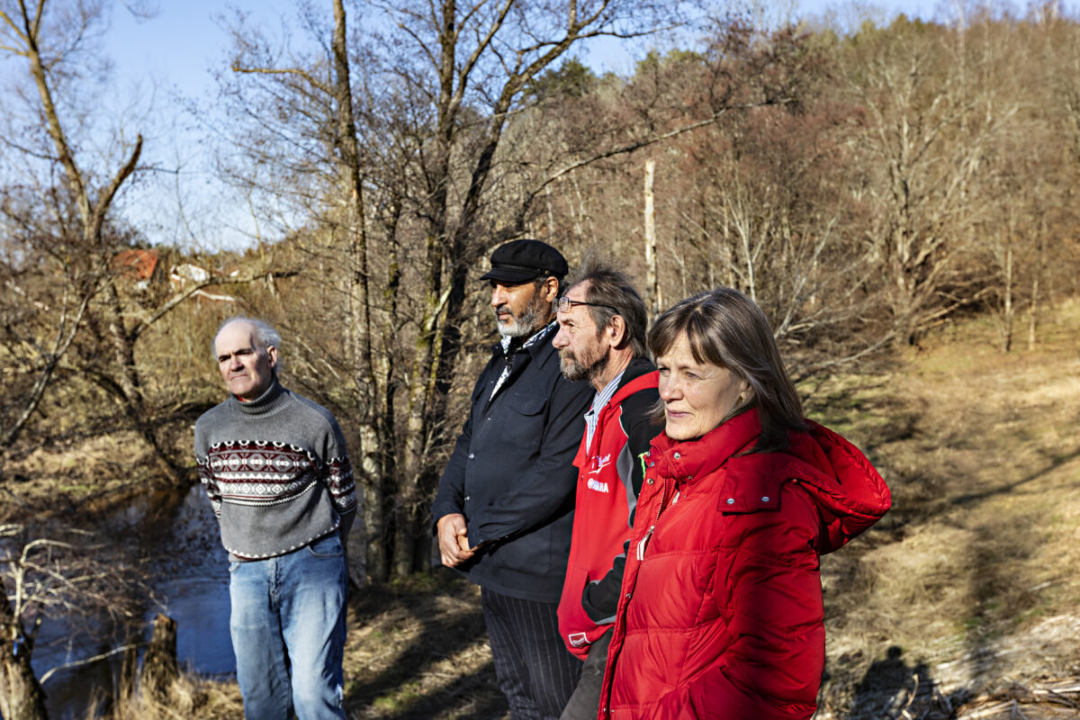 Hyresgästerna Jean Svensson, Fisal Essawy, Janne Johansson och Lena Lanebäck bor mitt i en lokal riskzon för jordskred. Nu utför Kungsbacka kommun fördjupade studier för att se hur stora riskerna är och vad som kan göras.