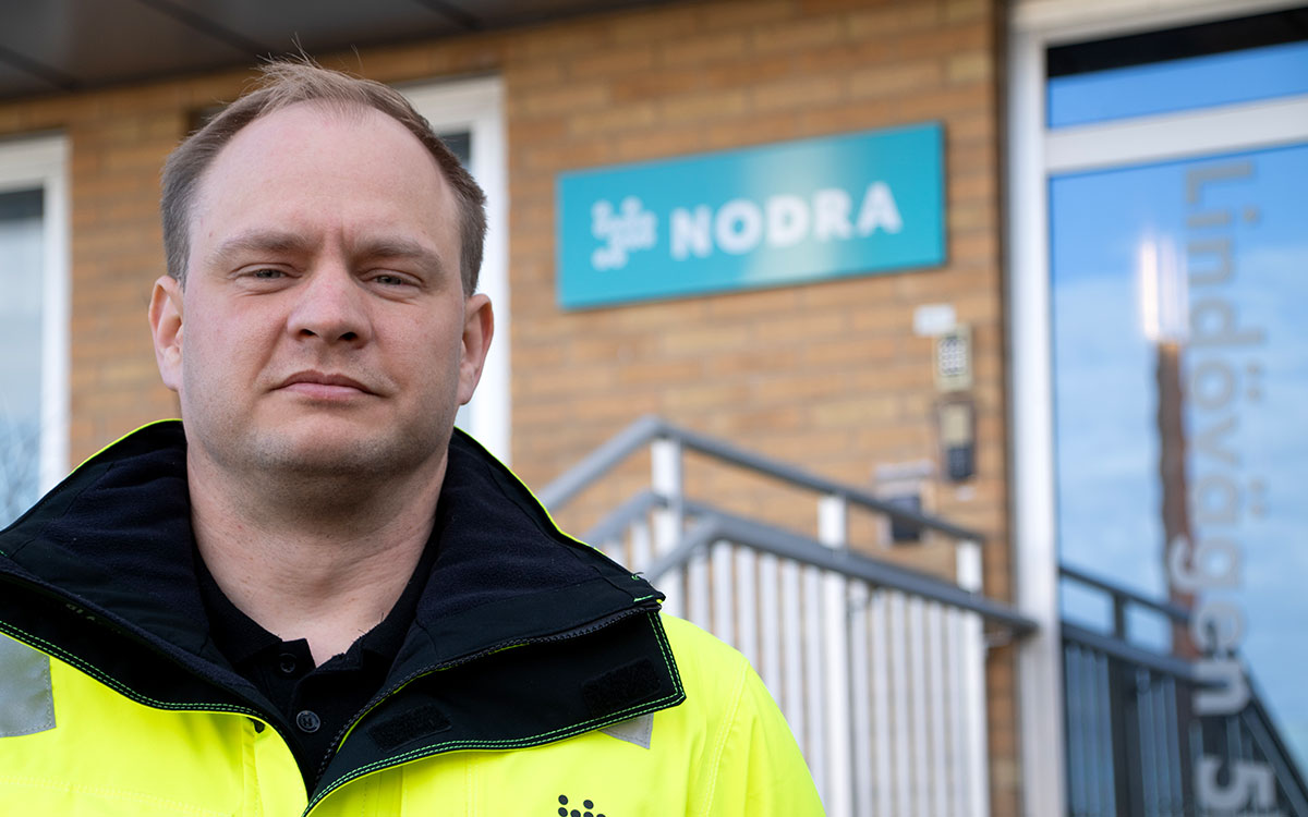 Robert Sandgren står utanför Nodras kontor i Norrköping