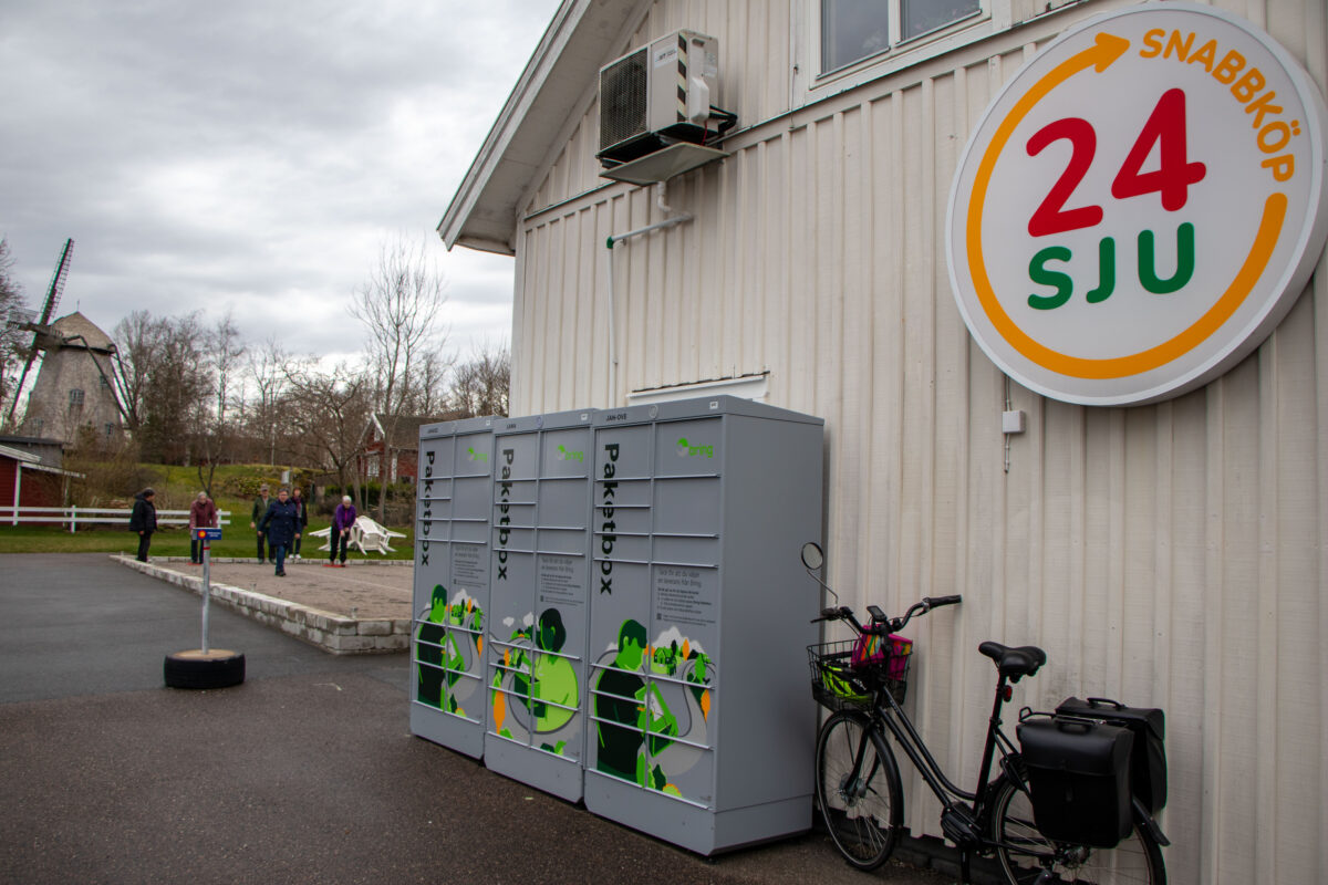 Fåglums gamla lanthandel har ersatts av en obemannad 24sju-butik och som postkontor fungerar nu paketboxarna från Bring. 