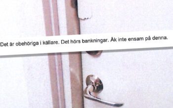 Grovkornig närbild på en uppbruten vit dörr. Ovanpå inklippt text: "Det är obehöriga i källare. Det hörs bankningar. Åk inte ensam på denna." En hyresgäst riskerar vräkning efter att hans besökare stört grannarna.