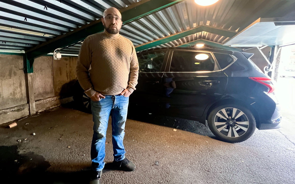 Hyresgästen Walid Dib i sitt garage. 