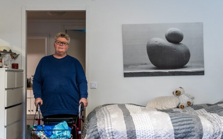Bilden visar Ann-Louise Söderbom, hon går med rullator efter en hjärnblödning.