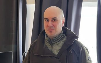 Halvkroppsporträtt på Johan Jakobsson, i vinterjacka inomhus framför ett fönster.