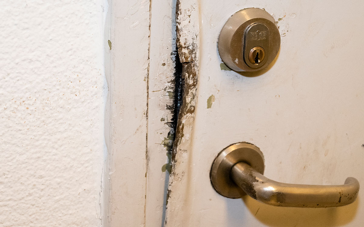 En dörr med brytmärken.