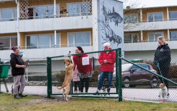 "Fem veckor efter att vi ställt frågan till Strömstadsbyggen var hundrastgården klar", säger Petra Hedström (till vänster i röd jacka) med sin mamma Camilla. Hundägarna Anki Salerud och Linda Hansson uppskattar initiativet.