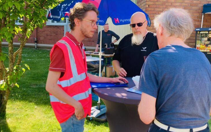 Hyresgästföreningens förhandlare Jesper Lissmark informerar hyresgäster hos Victoriahem i Borås om den pågående tvisten kring tolkningen av skiljemannens beslut.