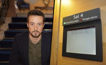 Tvådelad bild med en man i yngre medelåldern i kavaj och en digital tavla från tingsrätten som visar pågående förhandlingar.