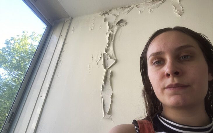 Väggarna på Rebecka Stenmarks balkong bär tydliga spår av vatten som rinner längs de målade sidorna när det regnar.