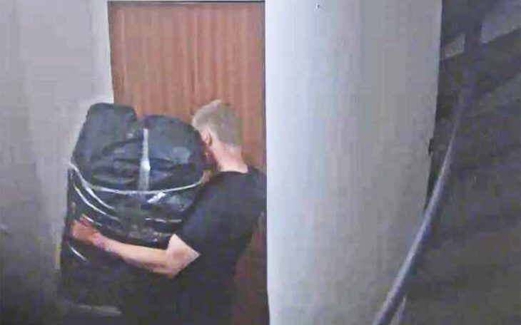 Polisens övervakningskamera i trapphuset avslöjade mannen på bar gärning när han bar in stora bagar fyllda med narkotika till sin lägenhet.