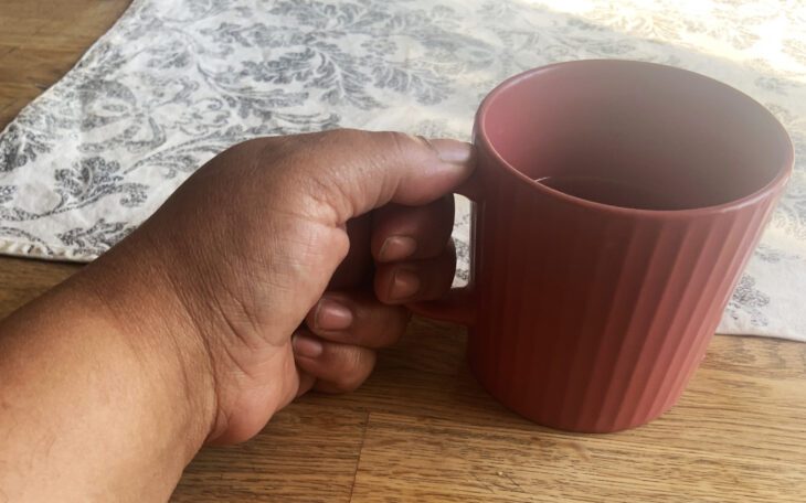 "Jag är jätteorolig. Jag söker lägenhet men hittar ingenting", säger småbarnsmamman. I slutet av sommaren måste familjen lämna lägenheten där flera av barnen har bott i hela sitt liv. Socialtjänsten har som mål att ingen barnfamilj ska vräkas. Men ett glapp i handläggningen bidrog till att hyrorna blev sena i ett avgörande skede.