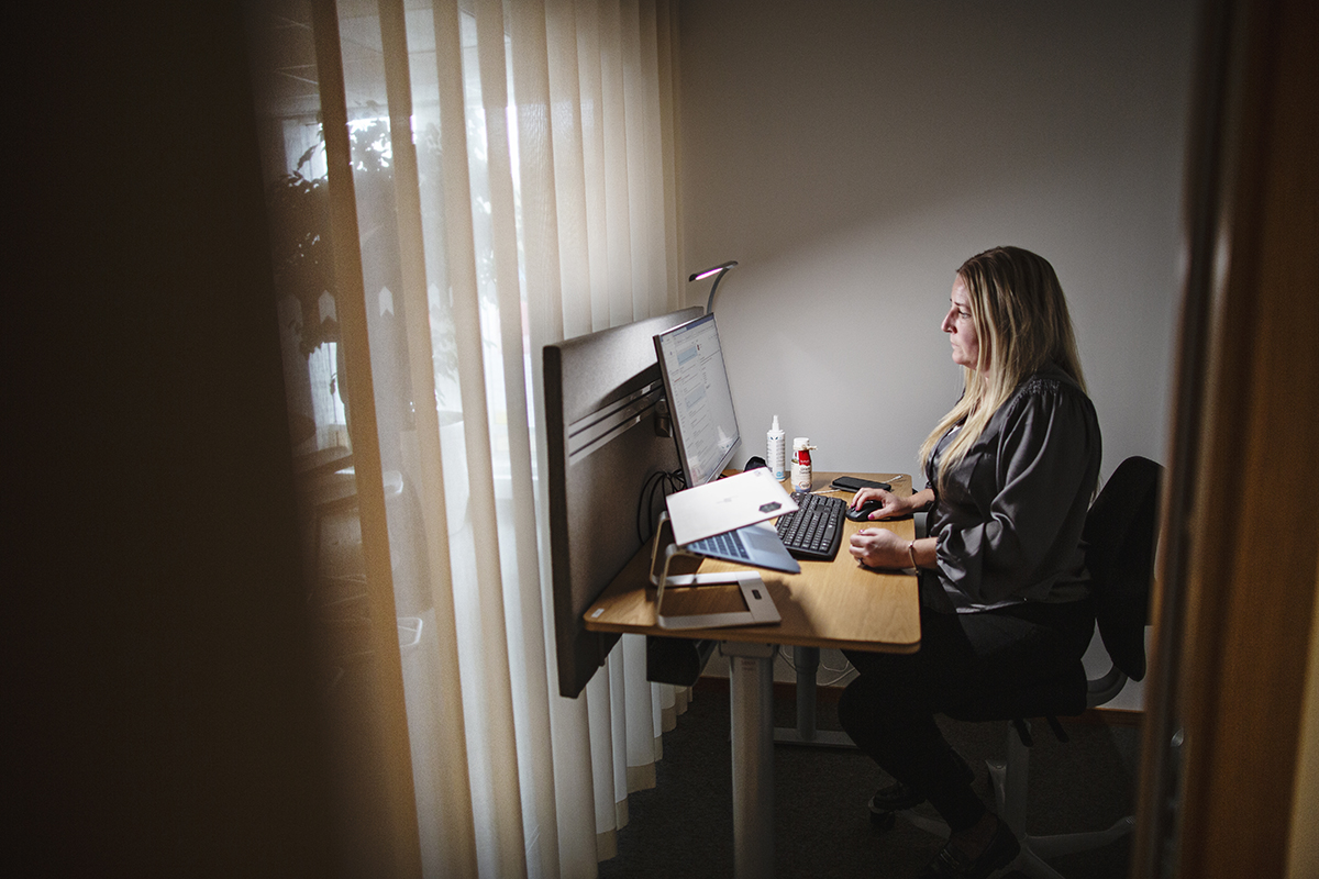Boplats Väst stoppar dagligen ett 20-tal personer från att få en lägenhet via förmedlingen, bland annat på grund av misstänkt köfusk. Luttrade förmedlaren Malin Dahlgren har stött på många försök att tjuvkoppla systemet.