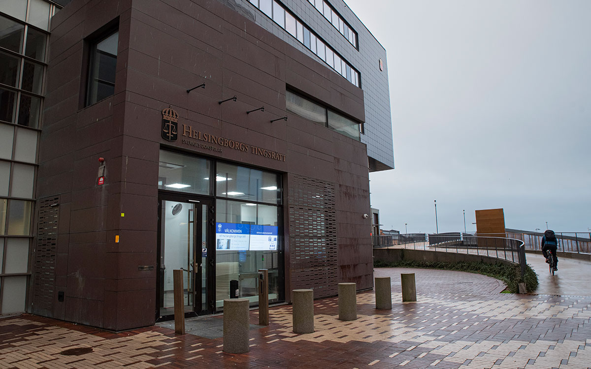 Helsingborgs tingsrätts byggnad med text på fasaden "Helsingborgs tingsrätt, Sveriges domstolar".