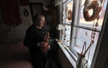 Ulla Thorell står vid ett fönster.