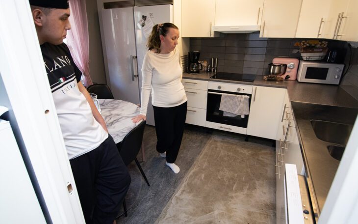 Jessica Berghalds lägenhet har drabbats av upprepade fuktskador och massor av problem som beror på slarvigt utförd renovering. Nu vill kommunala bostadsbolaget Förbo höja hyran eftersom renoveringen lett till högre standard.