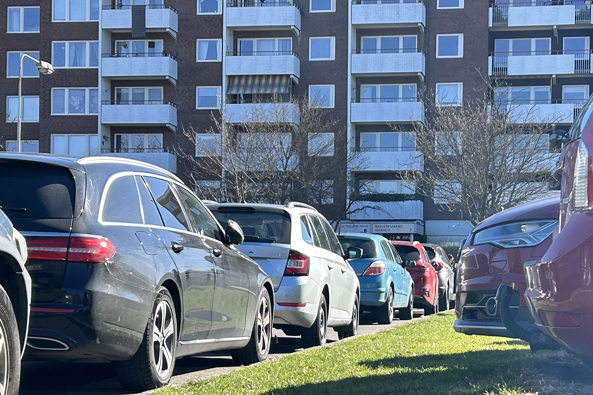 Bilar parkerade på en gata.