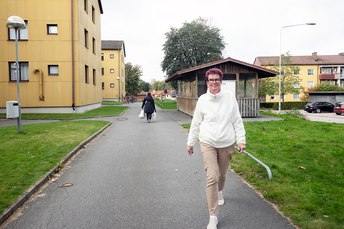 Kvinnan som går på en gångväg.