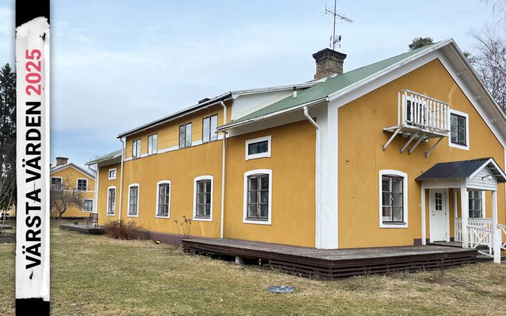 Gulputsat tvåvånignshus med vita knutar och en ytterdörr på gaveln med utskjutande tak. i Förgrunden en vårblek gräsmatta. Himmel täckt av moln. En vinjett längs vänster sida: "Värsta värden 2025." Tobopark fastigheter tog över som ägare av de gamla bruksbostäderna på Skolvägen i Tobo i maj 2024. De så kallade skandalhusen har en mängd allvarliga brister som behöver fixas.