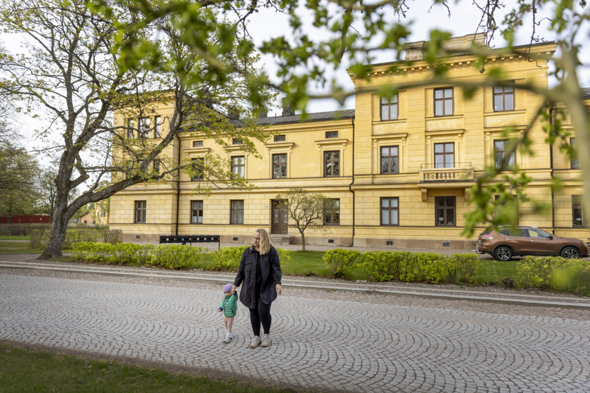 Alexandra Weijnblad och Nike framför det Östra Befälshuset på Karlsborgs fästning.