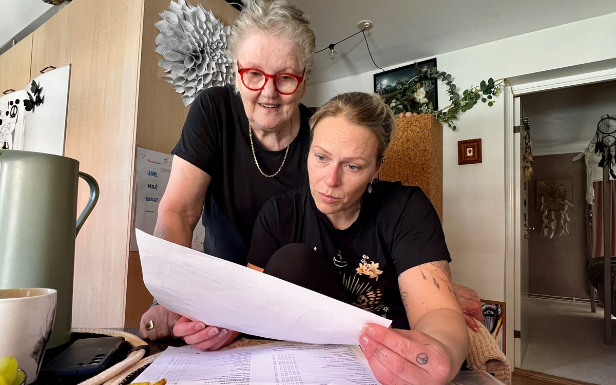 Hyresgästerna Anna Falkensparr och Lina Andersen tog strid mot hyreshöjningen.