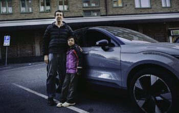 Numera kan Rodrigo Franco skjutsa nioåriga dottern Stella till gymnastikträningen. Familjens totala månadskostnad ligger kvar på samma nivå som före den kraftiga hyressänkningen. “Men nu har jag en bil också. Det är mycket bättre”, säger Rodrigo.
