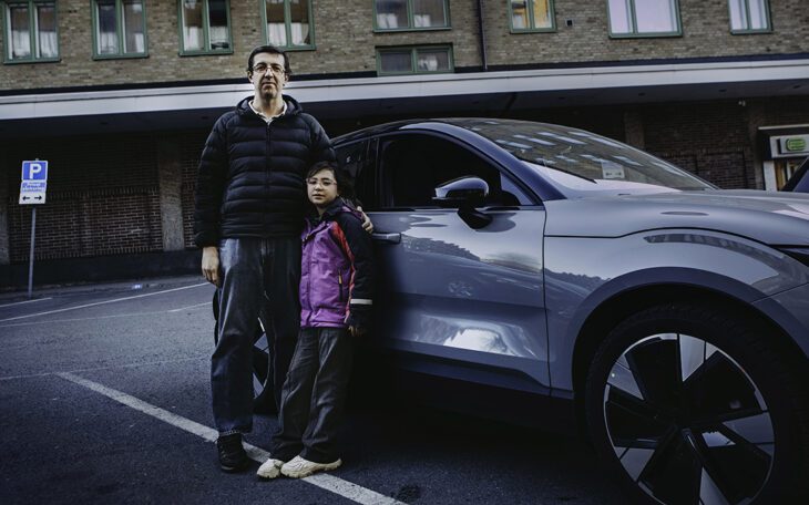 Numera kan Rodrigo Franco skjutsa nioåriga dottern Stella till gymnastikträningen. Familjens totala månadskostnad ligger kvar på samma nivå som före den kraftiga hyressänkningen. “Men nu har jag en bil också. Det är mycket bättre”, säger Rodrigo.