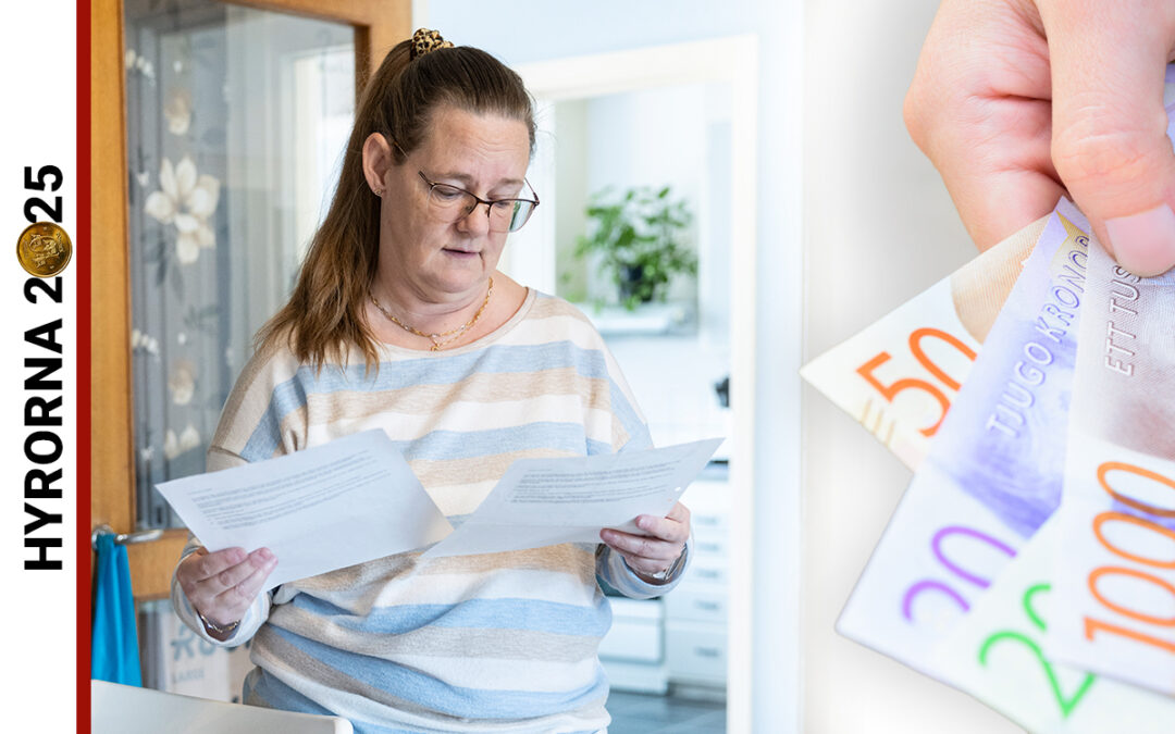 Tre tuffa år av hyreshöjningar. Iren Sjöström i Trelleborg bläddrar bland avierna.