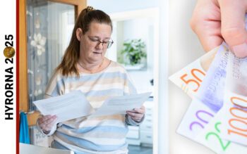Tre tuffa år av hyreshöjningar. Iren Sjöström i Trelleborg bläddrar bland avierna.