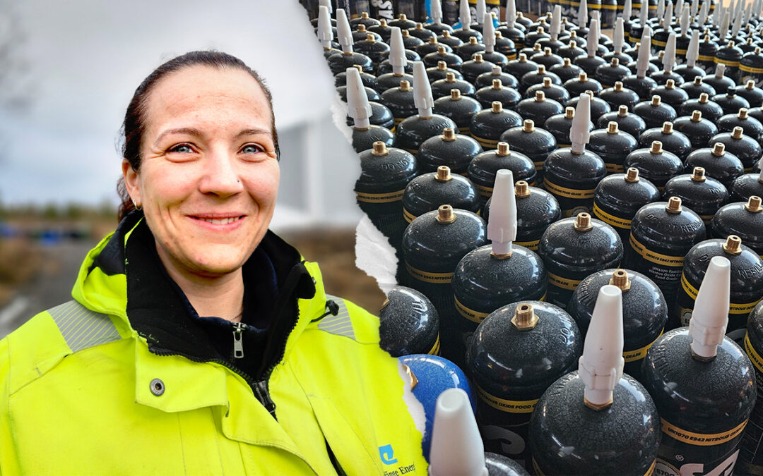 En kvinna i gult arbetsställ och intill en bild av en mångd svarta lustgastuber.