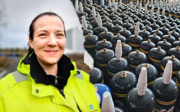 En kvinna i gult arbetsställ och intill en bild av en mångd svarta lustgastuber.