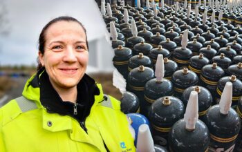 En kvinna i gult arbetsställ och intill en bild av en mångd svarta lustgastuber.