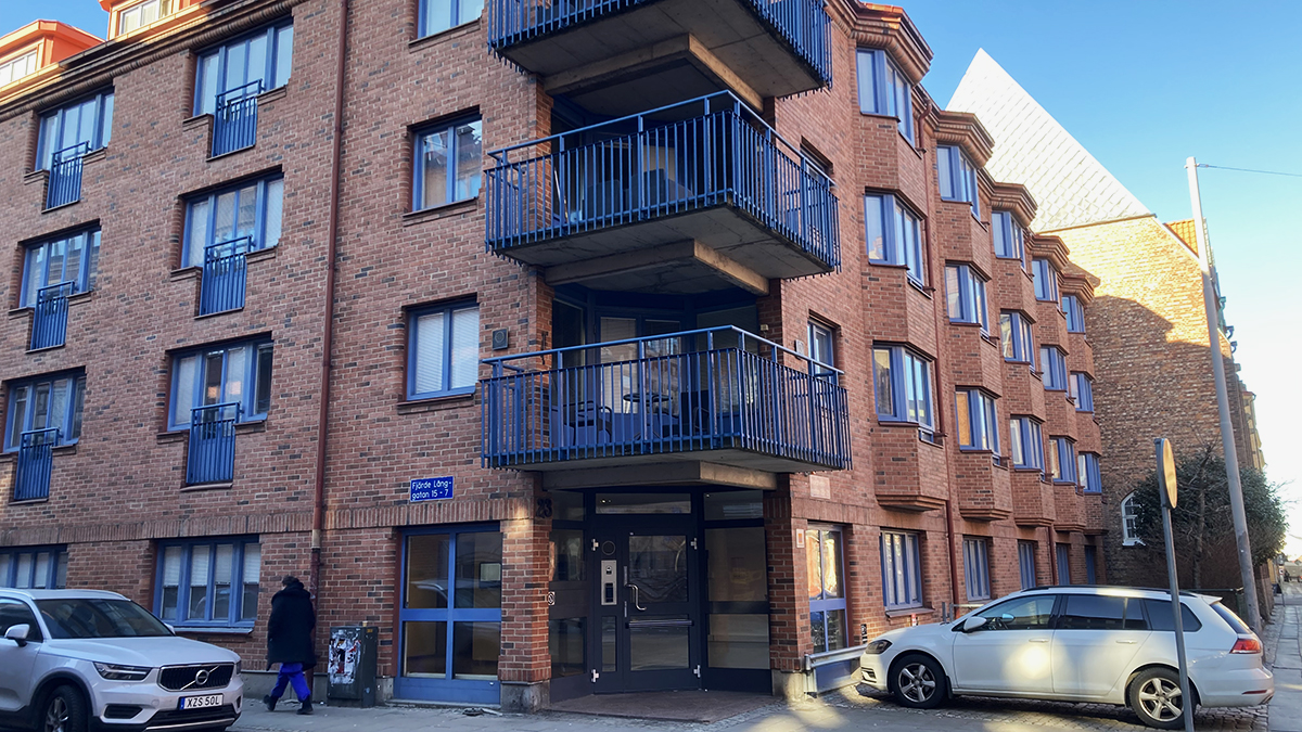 I det här Sigillet-huset på Nordhemsgatan 23 i Linnéstaden hyr Gothia Living ut ett stort antal lägenheter per dygn på nätet. Fram tills helt nyligen var 32 lägenheter fortfarande markerade med Sweden Svea Apartment på den digitala porttavlan i entrén.