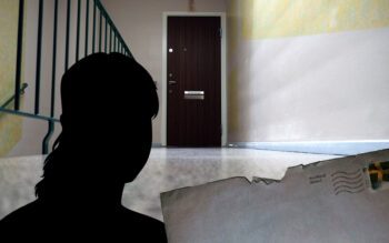 Ett kollage som visar en siluett i ett trapphus samt ett öppnat kuvert med frimärke och poststämpel.