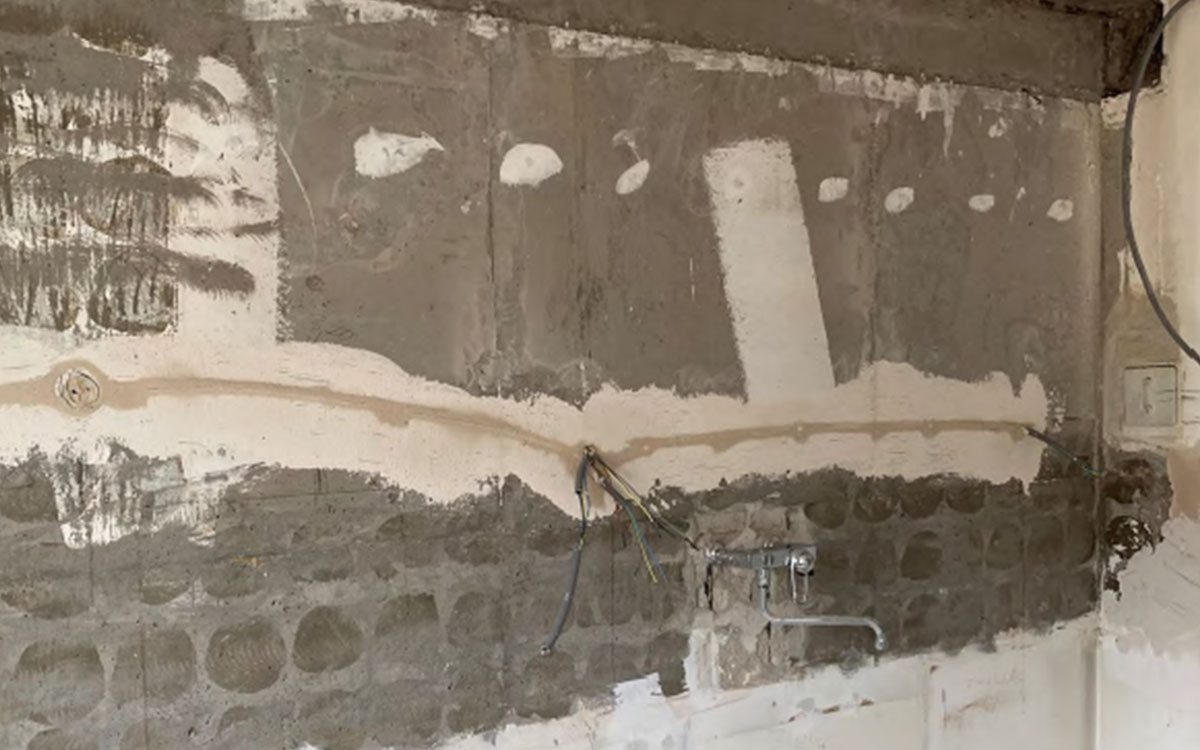 Arbetsmiljöverkets inspektör upptäckte att man rivit en ventilationskanal av eternit i ett kök och att hyresvärdens anställda utsatts för asbest.