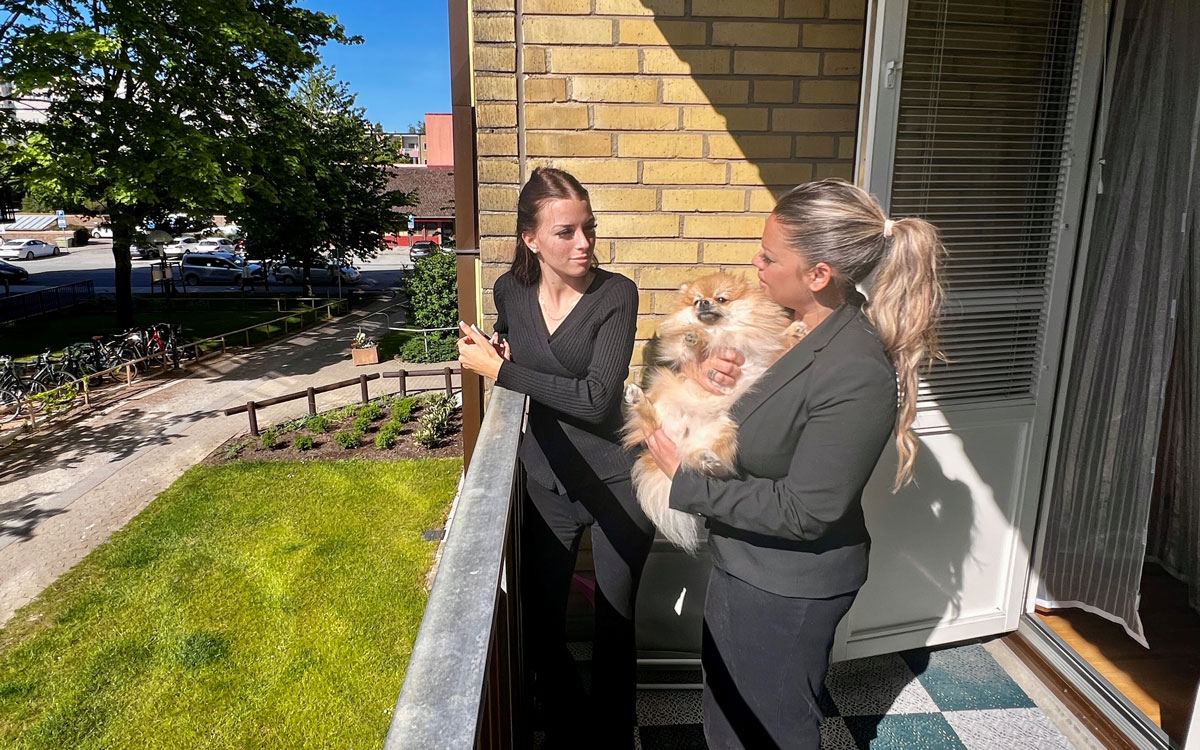 Hyresgästerna Vanessa Molnar och hennes mamma Rita Ruff Molnar på sin balkong.