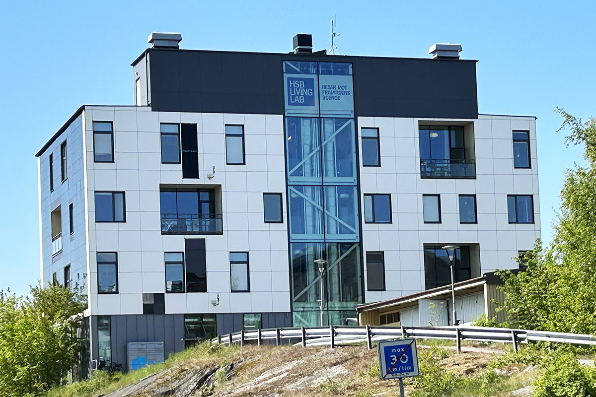 En höghus på en höjd.