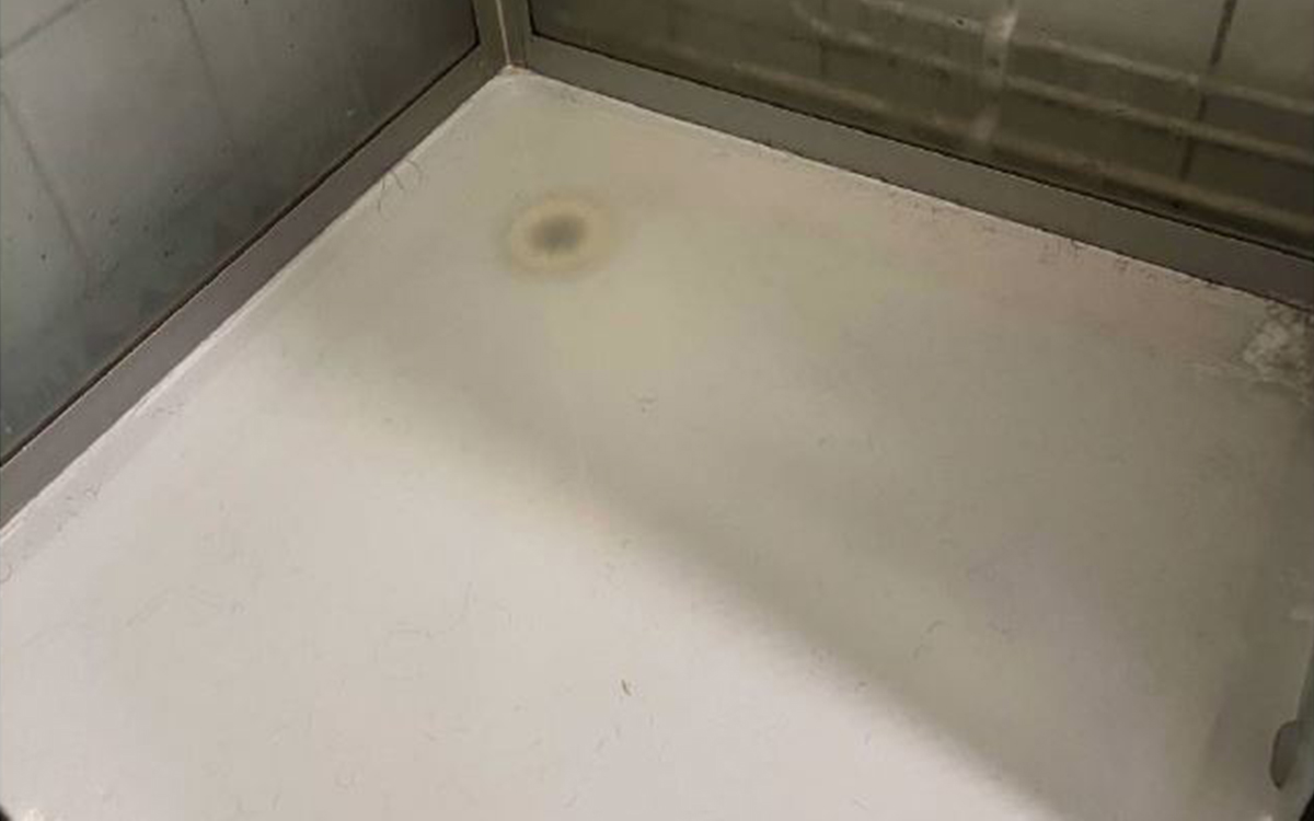 Det är fortfarande stopp i avloppet från duschkabinen.