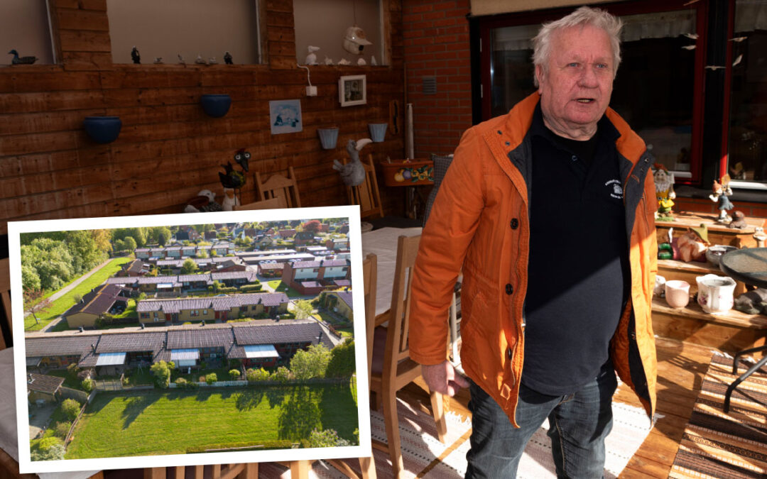En äldre man i en orange jacka som står i ett uterum, samt en mindre infälld bild som visar uterum i ett bostadsområde sett från ovan.