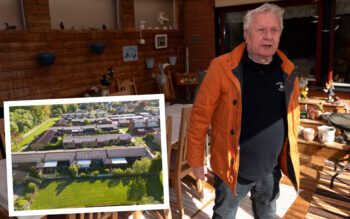 En äldre man i en orange jacka som står i ett uterum, samt en mindre infälld bild som visar uterum i ett bostadsområde sett från ovan.