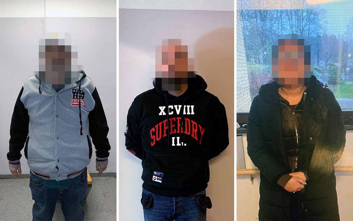 En tredelad bild som visar två män och en kvinna uppställda av polisen efter gripande för fotodokumentation, så kallat mugshot. Personernas ansikten är pixlade.