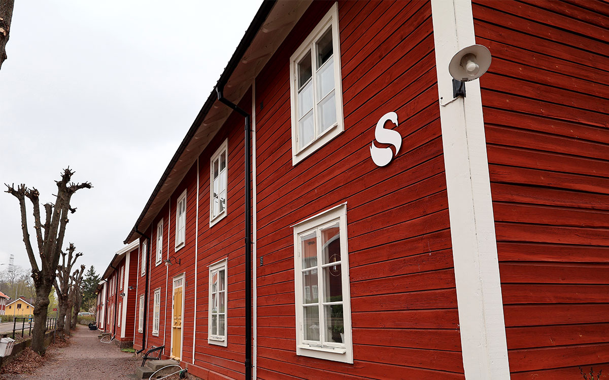 Svanens lägenheter på Verkstadsön i Motala beskrivs av hyresgästerna som charmiga men omoderna.