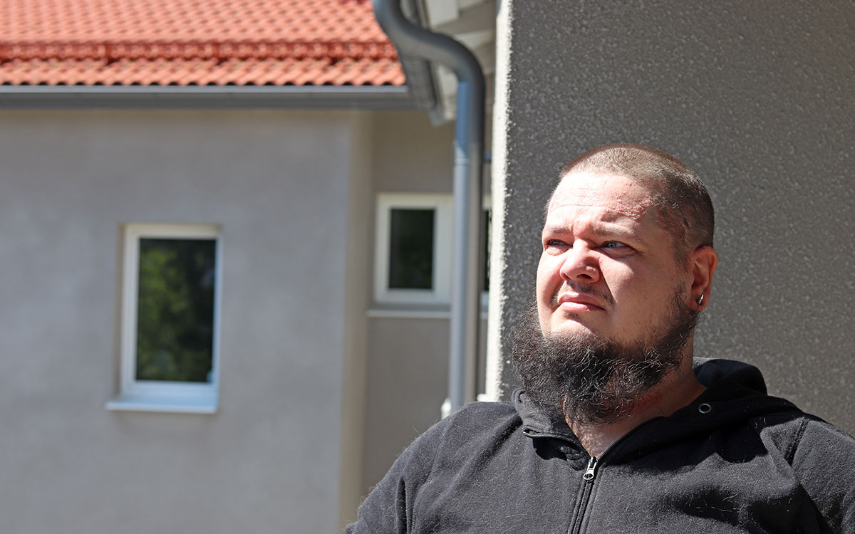 Christoffer Olsson väntar på besked om hur mycket hans hyra ska höjas.