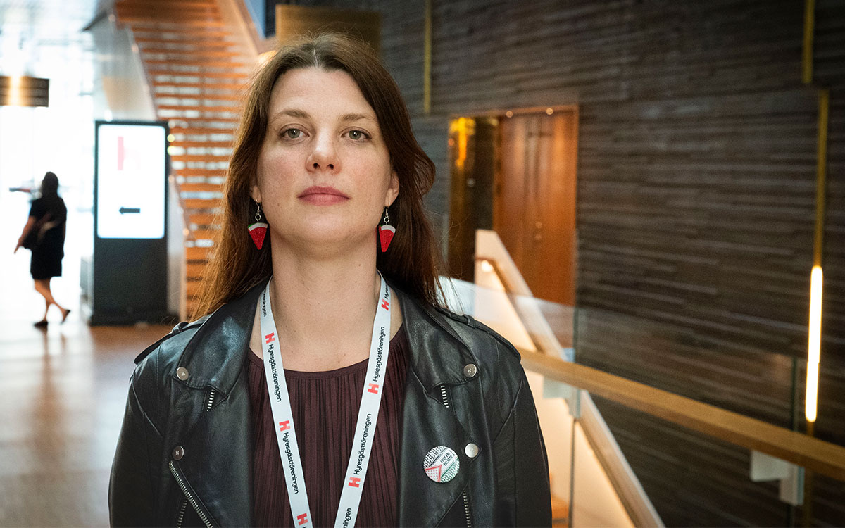 Hyresgästföreningens förbundsstämma 2025. Catherine Holt. En ung kvinna som tittar rakt fram.