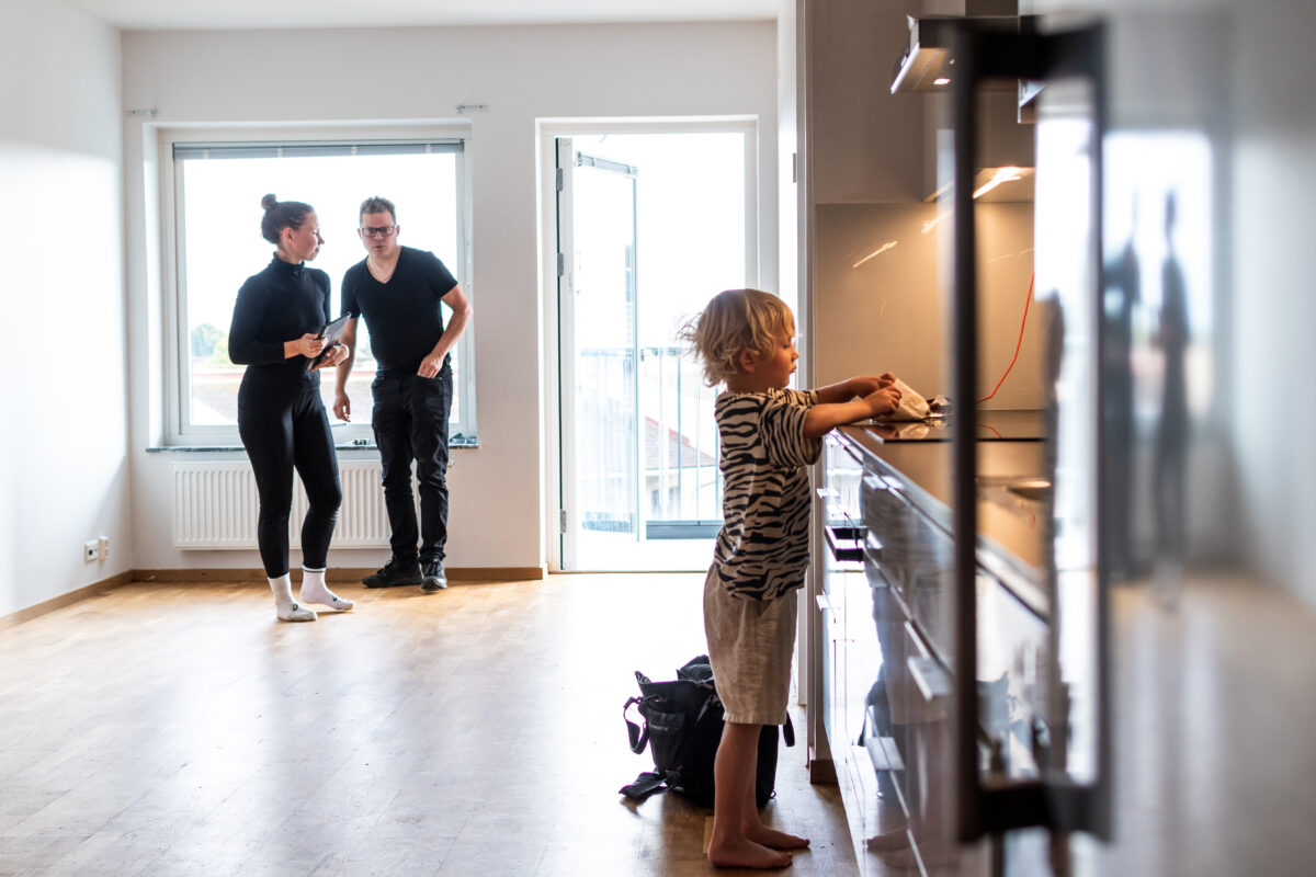 Matilda Olsson och Jonatan Hofslagare håller ett extra öga på sonen Tage.