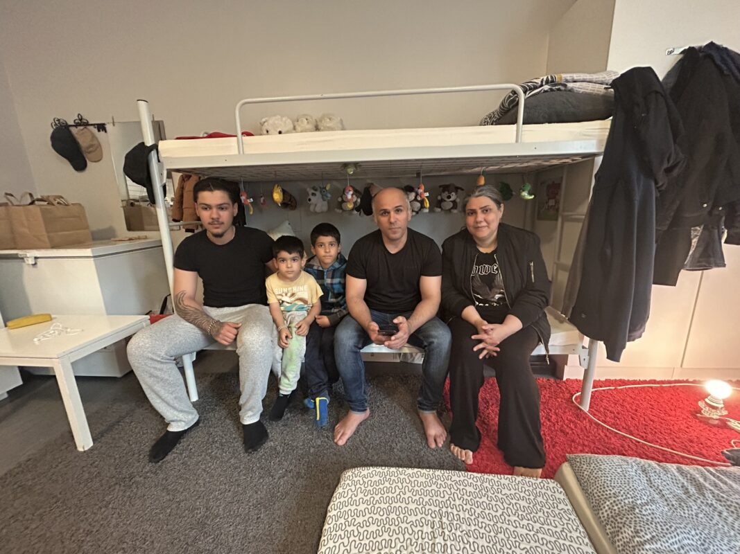 Flyktingfamiljen Azizi har det trångt. De bor tillsammans i ett litet rum på ett återvändandecenter. Föräldrarna Sodabeh och Arash berättar att de minsta bröderna Benjamin, 7, och Arta, 4, har blivit aggressiva. Storebrodern Parsa försöker avskärma sig och har byggt en koja i sin säng för att stänga ute småbrödernas oväsen.