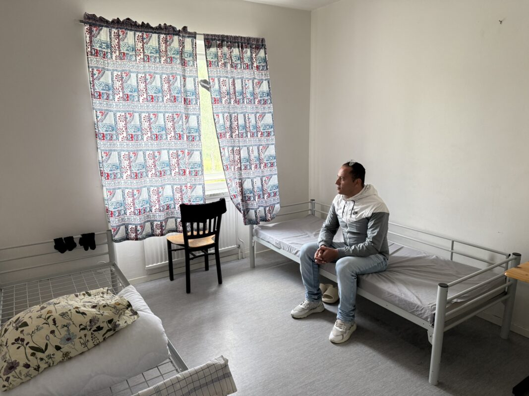 "Uppvärmningen fungerar inte. Det är kallt och jag måste sova med jackan på. Dessutom värker mina knän på grund av kylan", säger Karim Belzami.