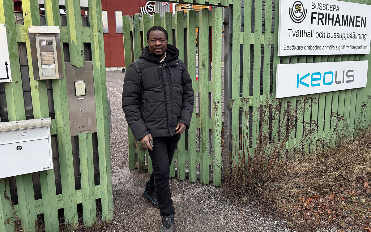 Simon Mobali, bussmekaniker.