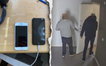 En tvådelad bild som visar två mobiltelegfoner på ett köksbord samt två män vid en öppen lägenhetsdörr i ett trapphus. Männens ansikten är pixlade.