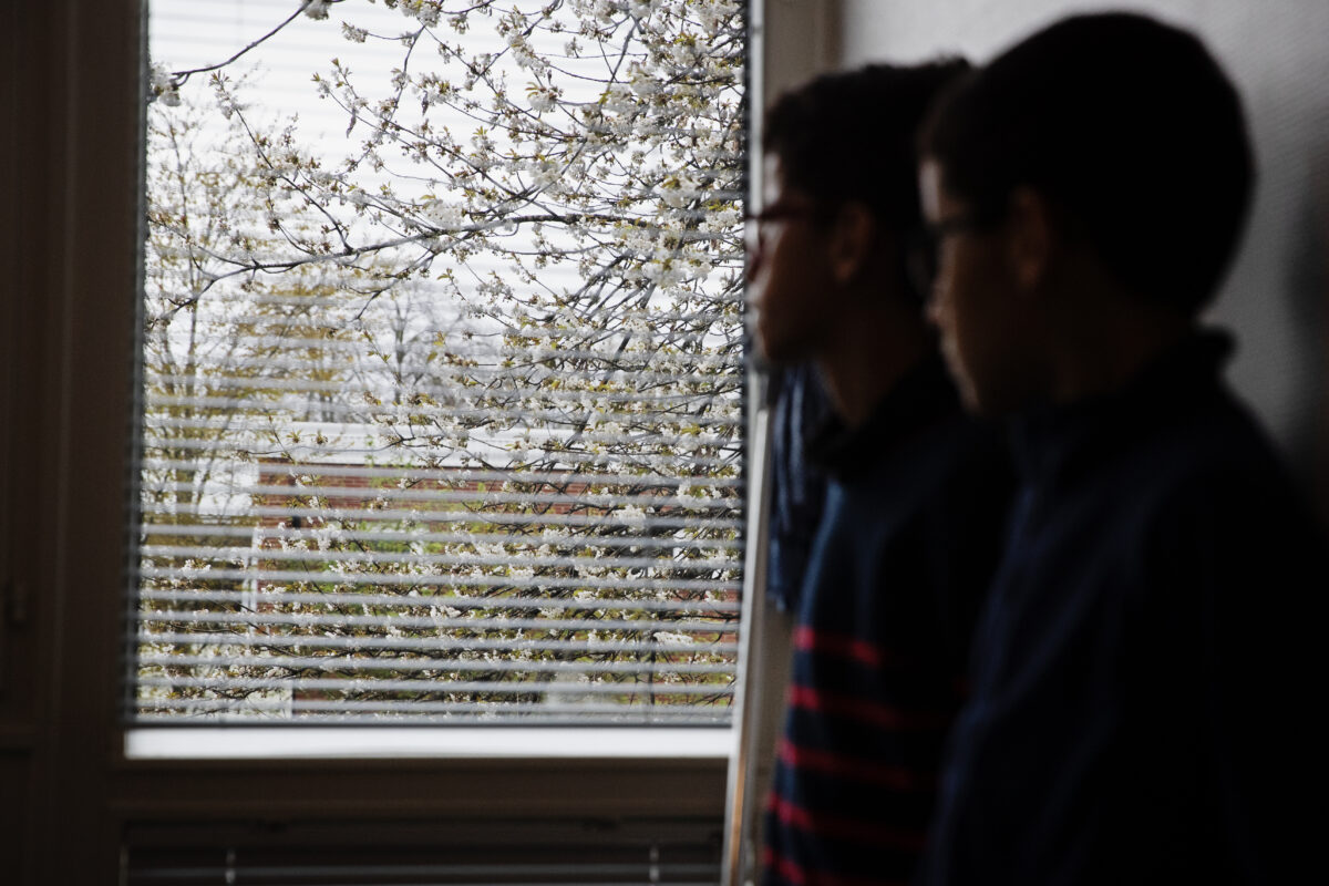 "Barnen mår dåligt av att bo så här. De blir sjuka under långa perioder, vill inte längre gå till skolan och har blivit aggressiva mot varandra", berättar pappan i en familj som vi träffar på Restad gårds återvändandecenter.