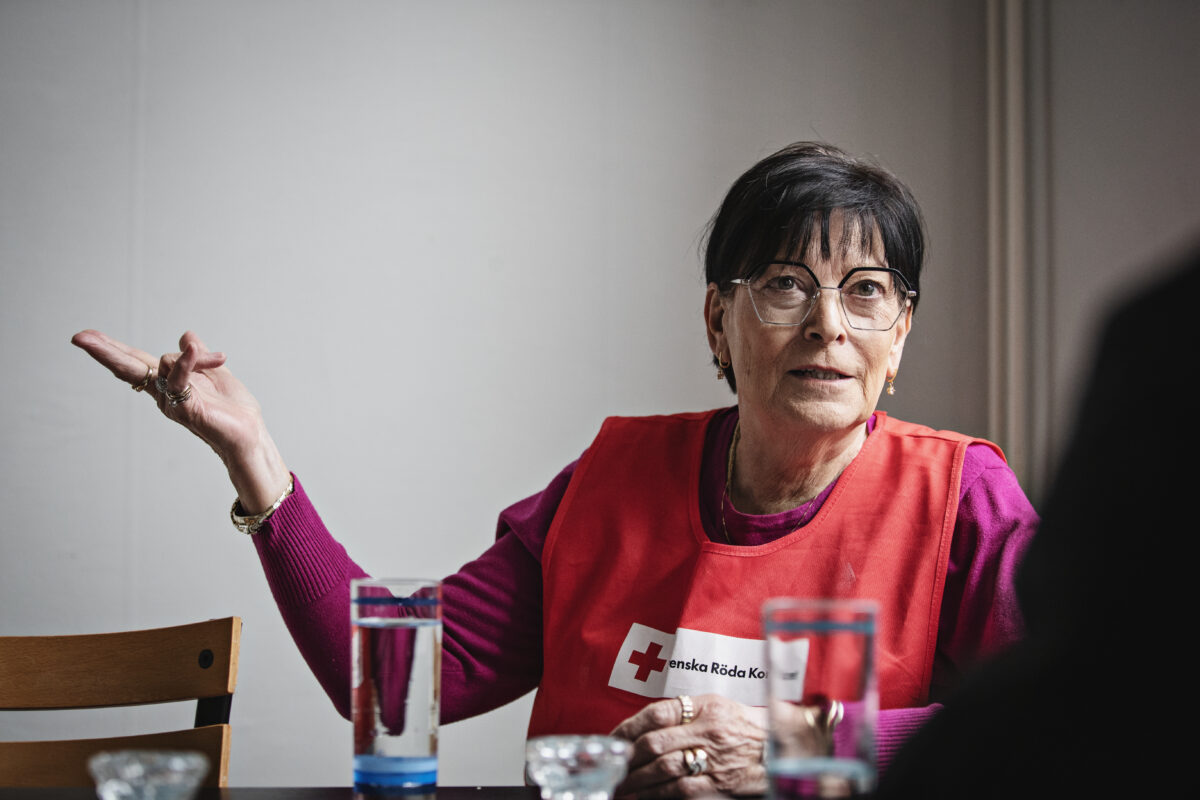 Birgitta Billinger Lundberg, frivilligledare från Röda korset, är mycket nöjd med de möjligheter som organisationerna får att hjälpa flyktingar på Restad gård. Samtidigt är hon kritisk till de politiska beslut som gör att flyktingar trängs ihop i små rum.